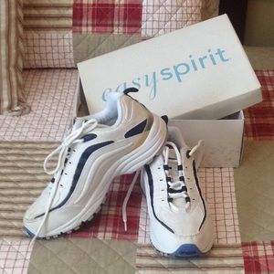 LADIES LEATHER TENNIS SHOES. WHITE AND NAVY.